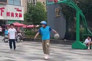 我说我的餐怎么还没送来，原来外卖小哥跑去打球了