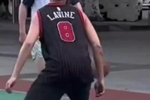 不是，这些真的是高中生？？？一言不合就暴扣啊！